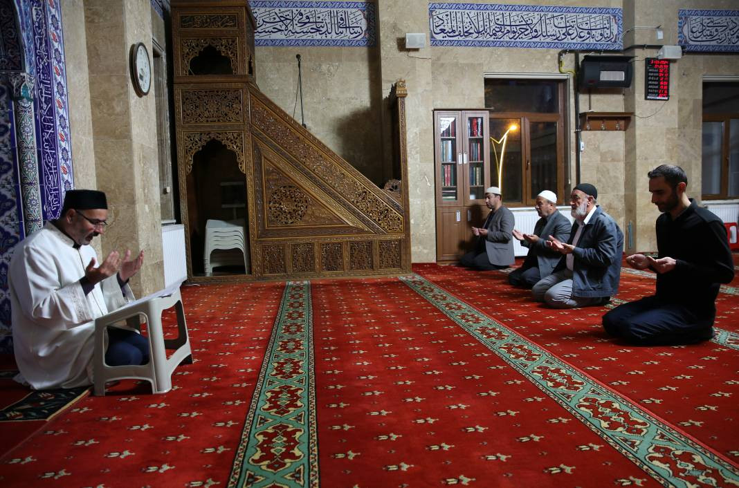 Şehitler ve Filistinliler için sabah namazında tüm camilerde dua edildi - Resim: 14